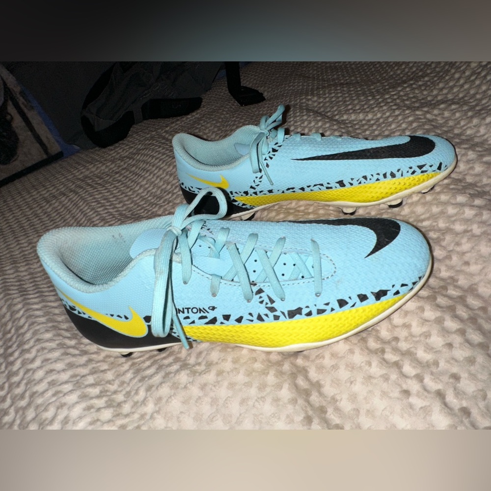Kids lightly used soccer cleats. Size 4.
